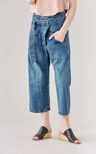 Esta imagen puede contener ropa, pantalones, pantalones vaqueros, persona humana y pantalones cortos.