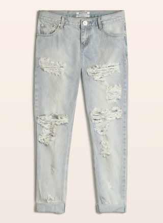 Esta imagen puede contener ropa, ropa, pantalones, mezclilla y jeans