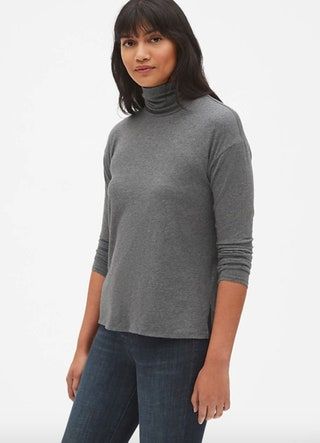 Top gris con cuello de tortuga liviano de GAP