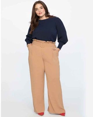 画像には、人間服アパレルパンツタリサソトカーキと女性が含まれている可能性があります