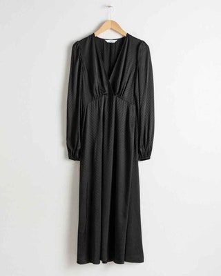 画像には衣料品のローブのファッションスリーブ長袖と衣装が含まれている可能性があります