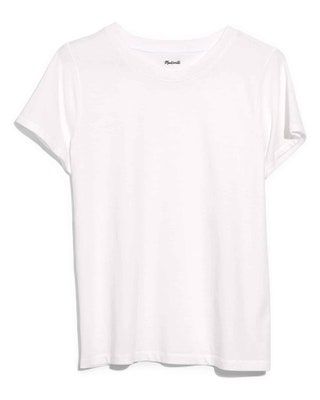 画像には衣料品やTシャツが含まれている場合があります