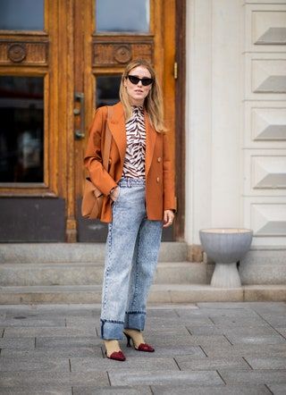 画像には、衣料品アパレルパンツ人間用サングラスアクセサリーアクセサリー靴女性と靴が含まれている場合があります