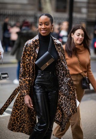 画像には、人間服アパレルコートファッション女性ジャケットとオーバーコートが含まれている場合があります