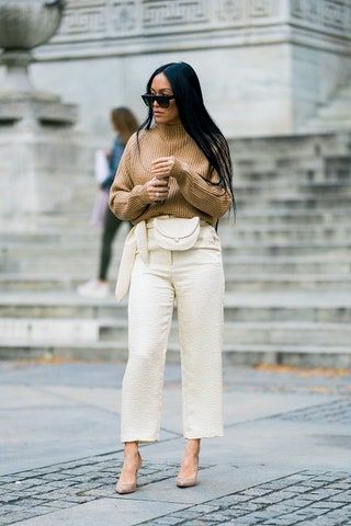 画像には衣料品アパレル人間サングラスアクセサリーアクセサリースリーブ女性と女性が含まれている可能性があります