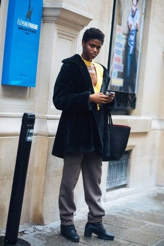 画像には、衣料品、コート、靴、靴、人間、スーツが含まれている場合があります