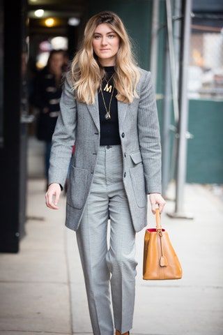 画像にはコート衣料品アパレルヒューマンパーソンバッグハンドバッグアクセサリーアクセサリー女性オーバーコートと女性が含まれている場合があります