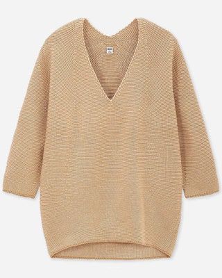 画像には衣料品のセーターとブラウスが含まれている場合があります