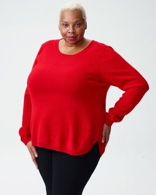 画像には、衣類スリーブアパレル長袖人間用セーターとスウェットシャツが含まれている場合があります