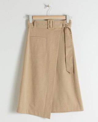 画像にはスカート衣料品とカーキ色が含まれている場合があります