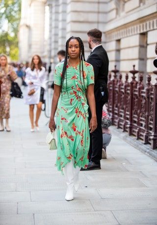 画像には、人間の服、アパレル、イブニングドレス、ガウン、ローブ、ファッション、靴、靴が含まれている場合があります