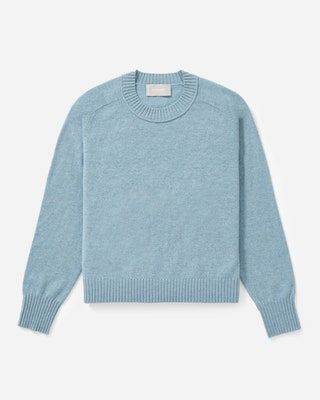 画像には衣料品のセーターとスウェットシャツが含まれている場合があります