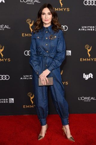 Carice van Houten mėlynas diržas kombinezonas su sage