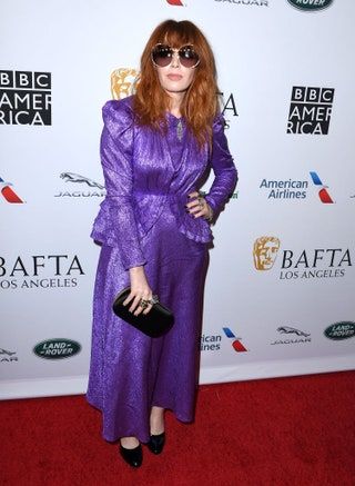 Natasha Lyonne violetiniai kombinezonai dideli akiniai nuo saulės