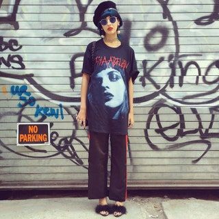 Esta imagen puede contener ropa, grafiti, arte, pintura mural, persona humana y pared.