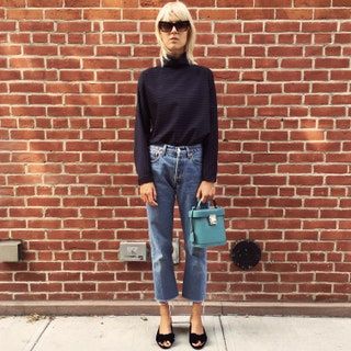 La imagen puede contener Ropa Ropa Persona humana Pantalones Manga Elena Tretyakova Gafas de sol Accesorios y accesorios