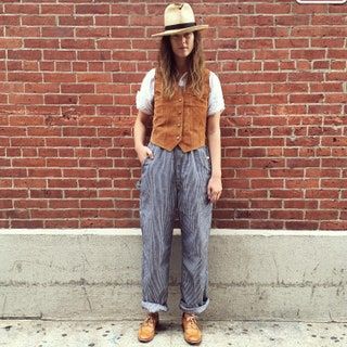 Esta imagen puede contener Ropa Ropa Pantalones Persona humana Ladrillo Sombrero para el sol y sombrero