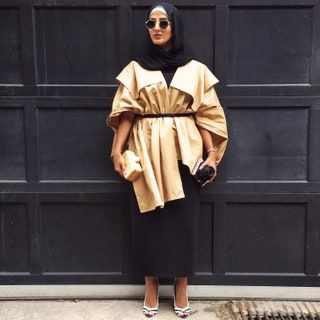 La imagen puede contener Ropa Ropa Persona humana Gafas de sol Accesorios Accesorio Vestido Bata Moda y abrigo