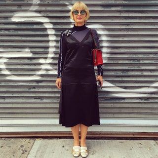 La imagen puede contener Ropa Vestir Manga Vestido Manga larga Persona humana Falda femenina Cathy Shipton y abrigo