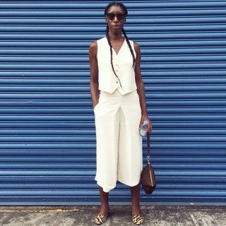 La imagen puede contener Ropa Ropa Decoración del hogar Persona humana Manga Mujer Gafas de sol Accesorios y accesorios
