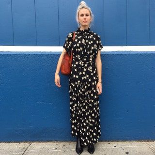 La imagen puede contener Ropa Ropa Vestido de noche Bata Bata Moda Persona humana y pijamas