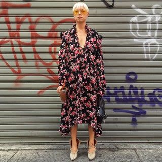 La imagen puede contener Ropa Vestir Persona humana Manga Mujer Abrigo Abrigo y calzado
