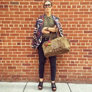 La imagen puede contener Accesorios Accesorio Bolso de mano Bolso Persona humana Monedero Ropa Calzado Ropa y calzado
