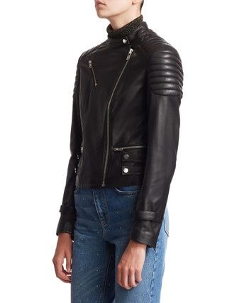 Bilden kan innehålla Kläder Apparel Jacka Kappa Läderjacka Byxor Människo och person