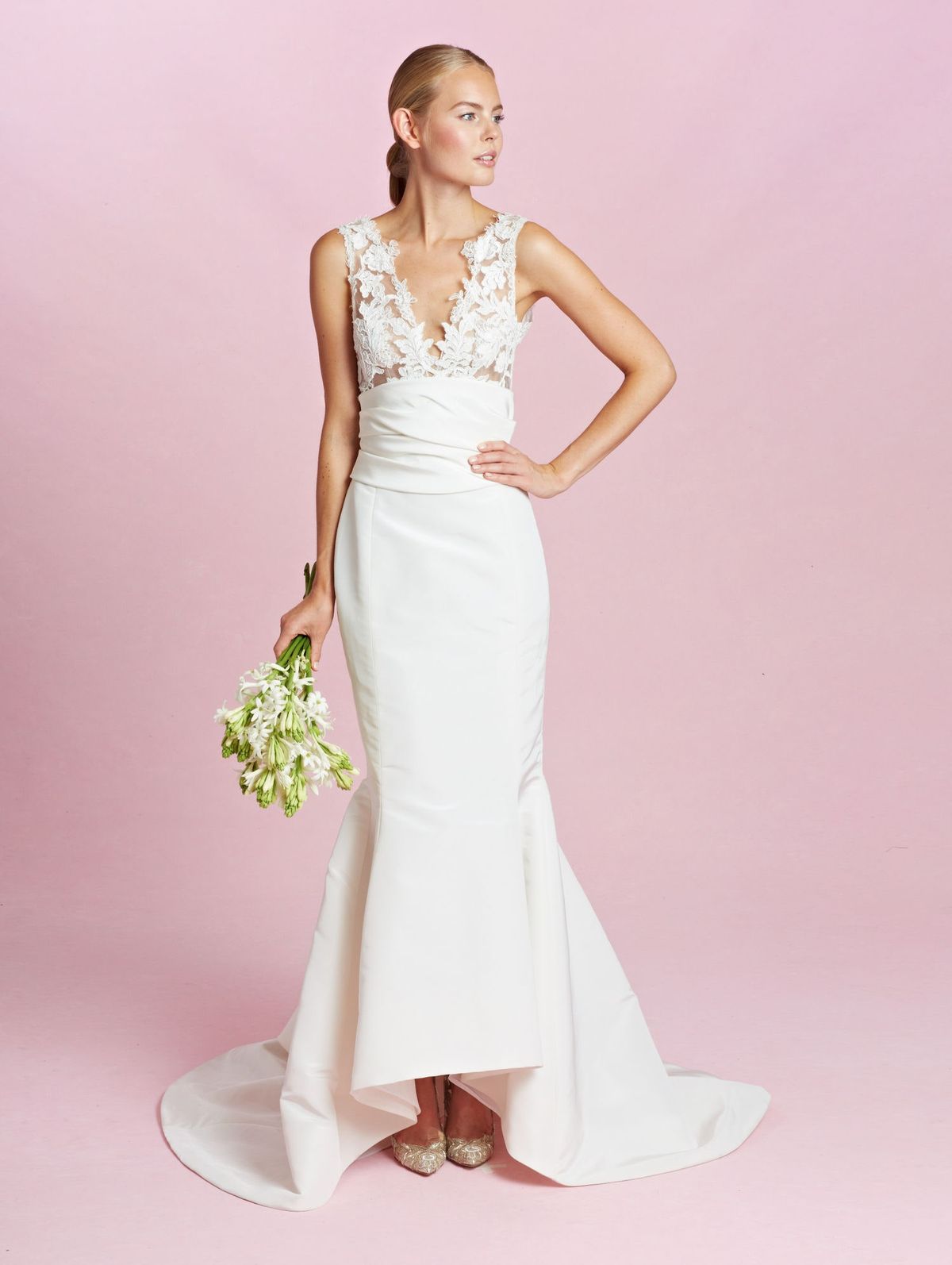 La imagen puede contener Ropa Vestimenta Persona humana Vestido de noche Bata Vestido de moda Vestido femenino y boda