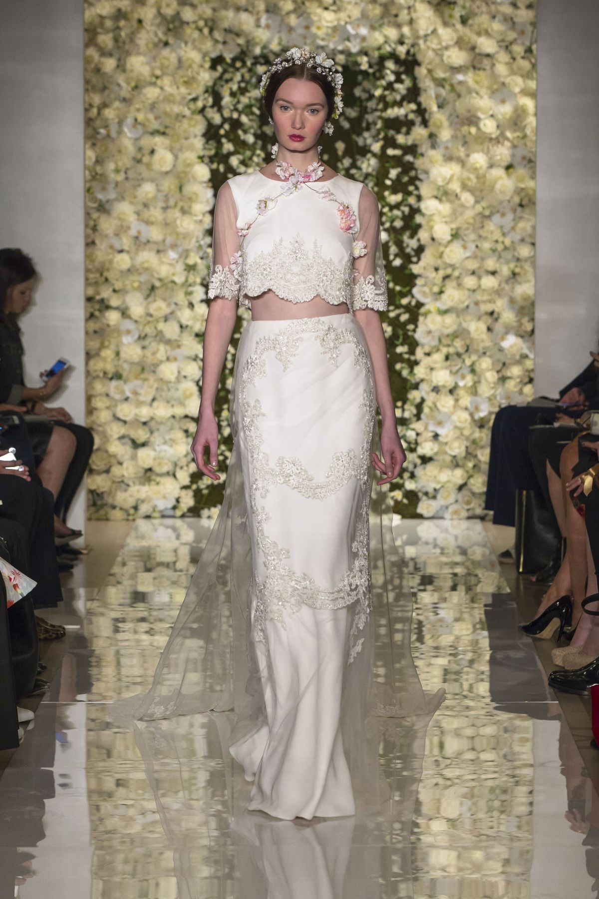 La imagen puede contener Ropa Vestimenta Persona humana Bata Moda Vestido de noche Vestido de noche y boda
