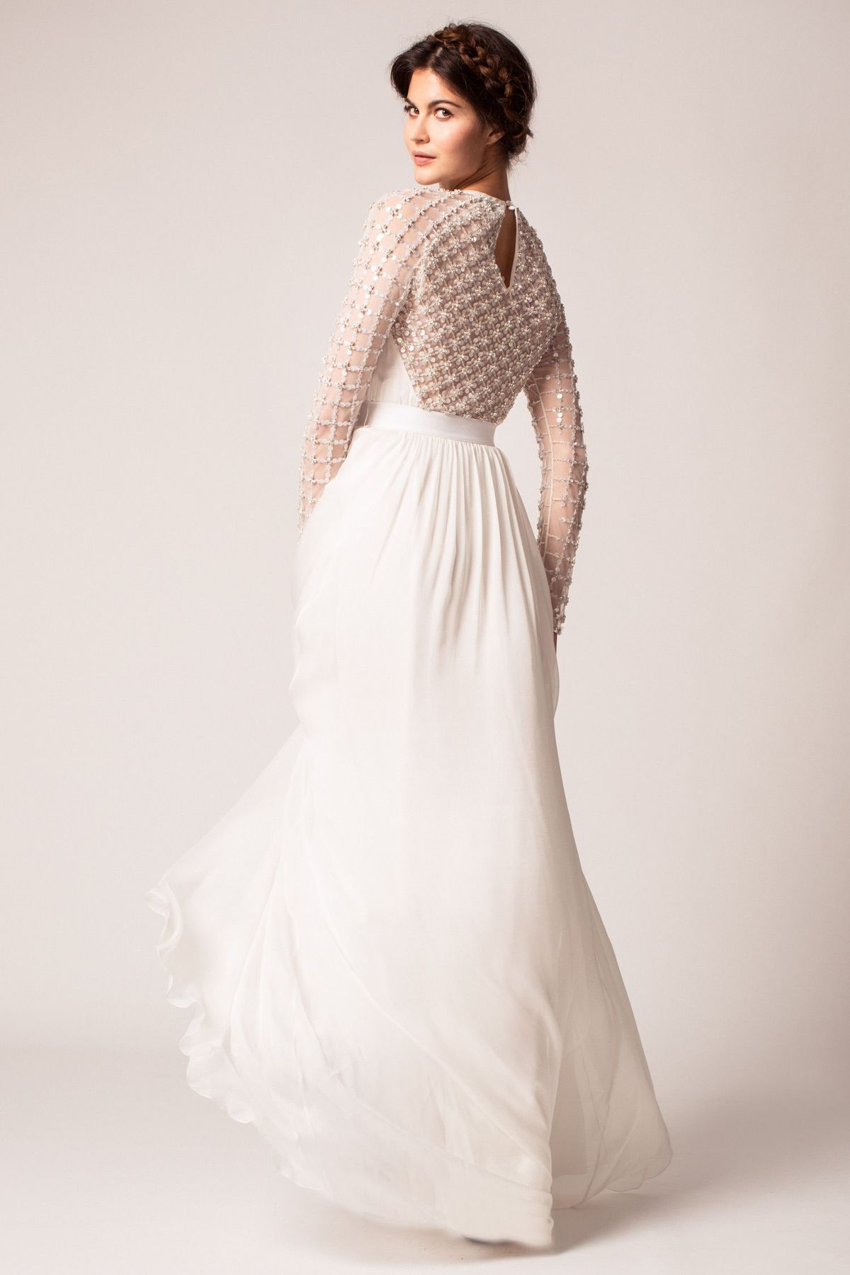 La imagen puede contener Ropa Vestimenta Vestido Persona humana Vestido de novia Traje de boda Vestido de moda y femenino