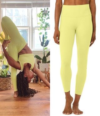 Phyllicia Bonanno trägt Alo Yoga Neon Shock Yellow Leggings und Sport-BH