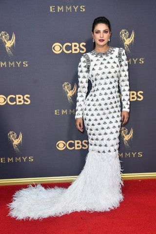 Bilden kan innehålla Priyanka Chopra Premiär Mode Röda mattan Röda mattan Premiär Människoperson Kläder och kläder