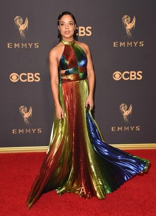 Bilden kan innehålla Tessa Thompson Premiär Röda mattan Röda mattan Premiär Mode Människo och person