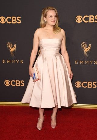 Bilden kan innehålla Elisabeth Moss Modepremiär Röda mattan Röda mattan Premiär Människo och person