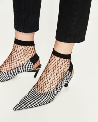 Dieses Bild kann Kleidung Kleidung Schuh Schuhe Mensch und Socke enthalten