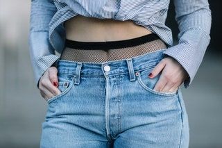 Bild kann enthalten Kleidung Kleidung Hosen Mensch Denim Jeans Shorts und Hüfte
