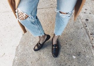 Bild kann enthalten Kleidung Bekleidung Hosen Menschliche Person Schuhe Schuh Denim und Jeans