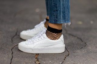 Bild kann Kleidung Schuh Schuhe Bekleidung Mensch und Sneaker enthalten