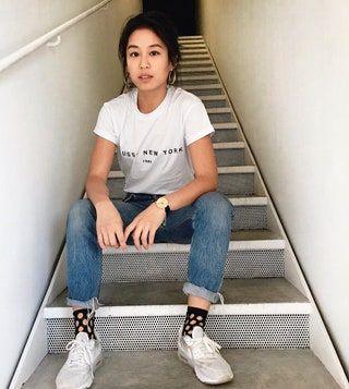 Bild kann enthalten Kleidung Schuhe Bekleidung Schuhe Mensch Person Treppe und Hose