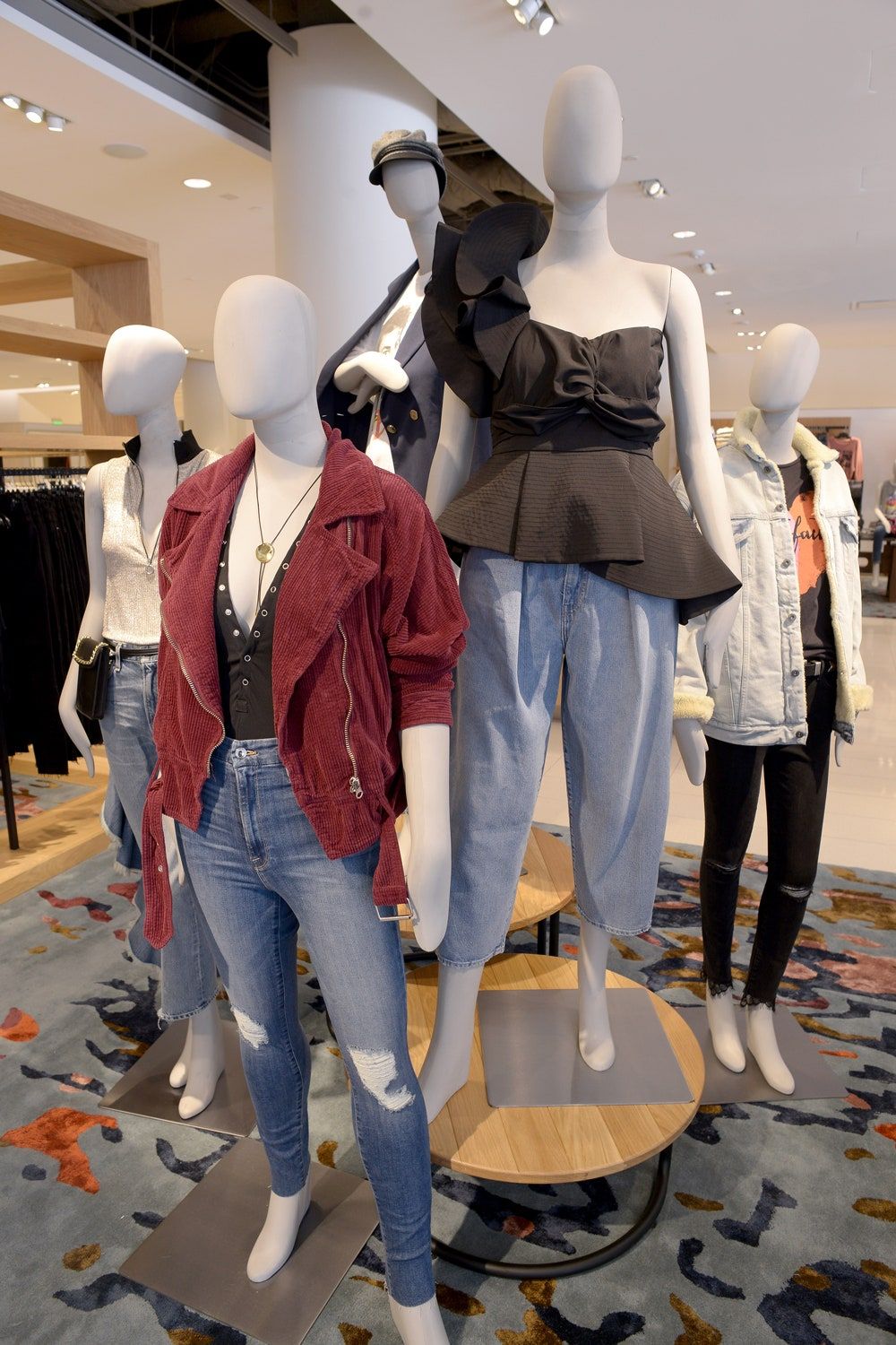 Bild kann enthalten Kleidung Kleidung Hosen Denim Jeans Human Person Boutique Shop Mannequin Ärmel und Langarm