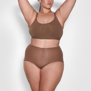 La imagen puede contener Ropa Ropa Lencería Ropa interior Persona humana Piel Rishma Gurung y sujetador
