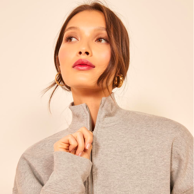 modelo vistiendo sudadera gris