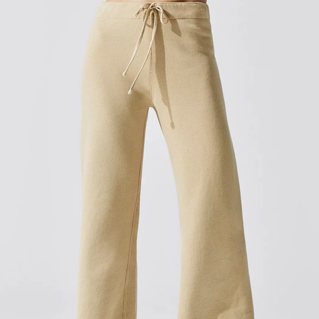 modelo vistiendo pantalones de salón color canela