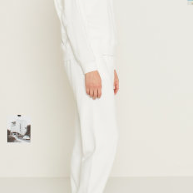 modelo con pantalones de chándal