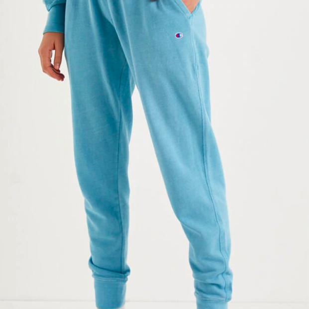 modelo vistiendo pantalones de chándal azul
