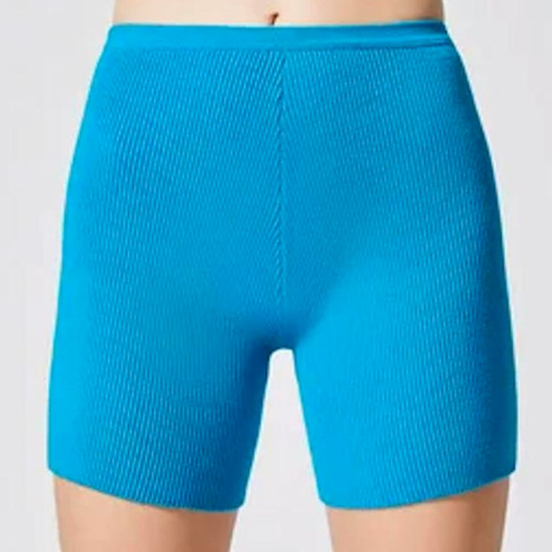 modelo vistiendo pantalones cortos de bicicleta azul