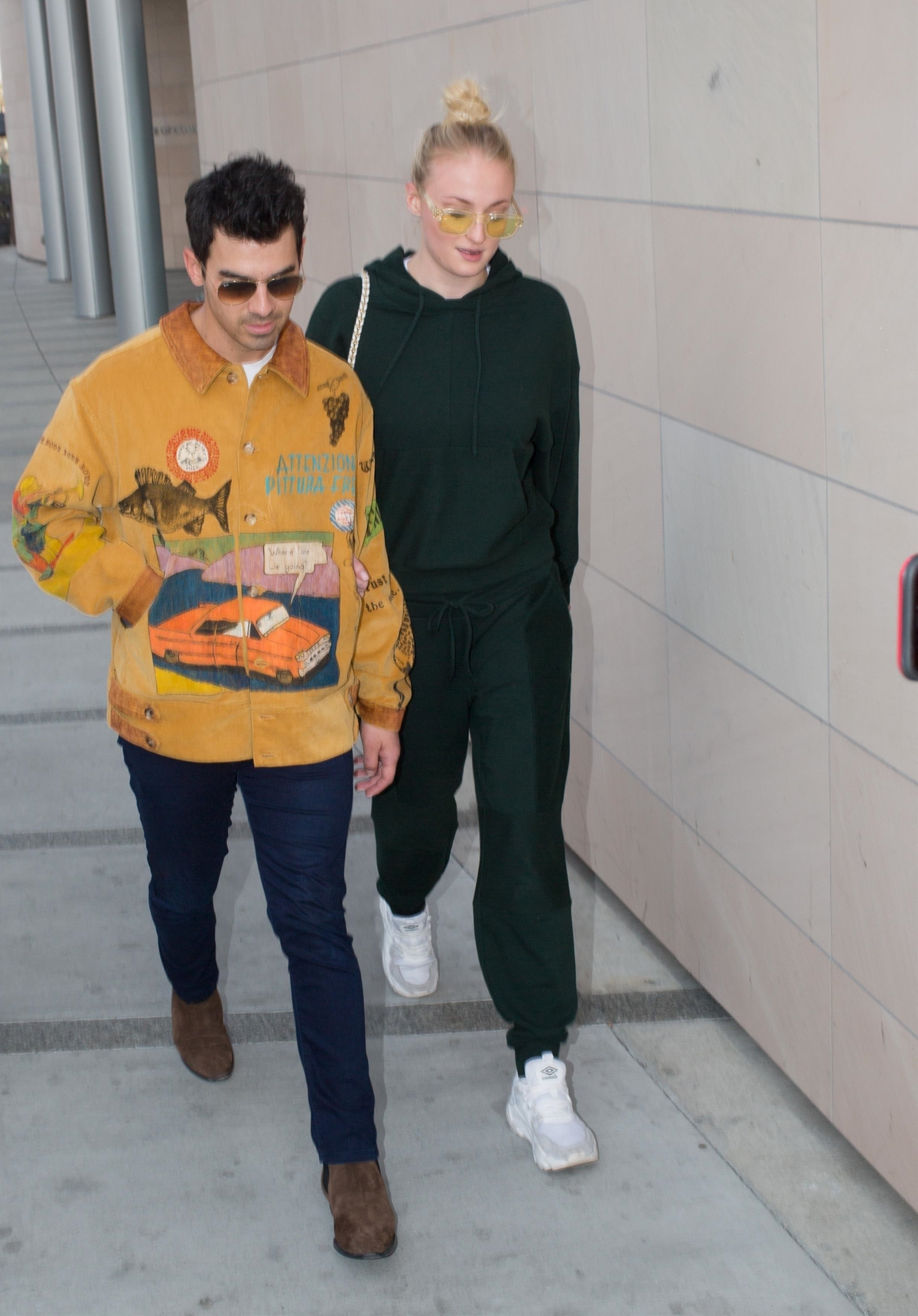 La imagen puede contener Calzado Ropa Calzado Ropa Persona humana Pantalones Manga Joe Jonas Vaqueros y jeans de manga larga