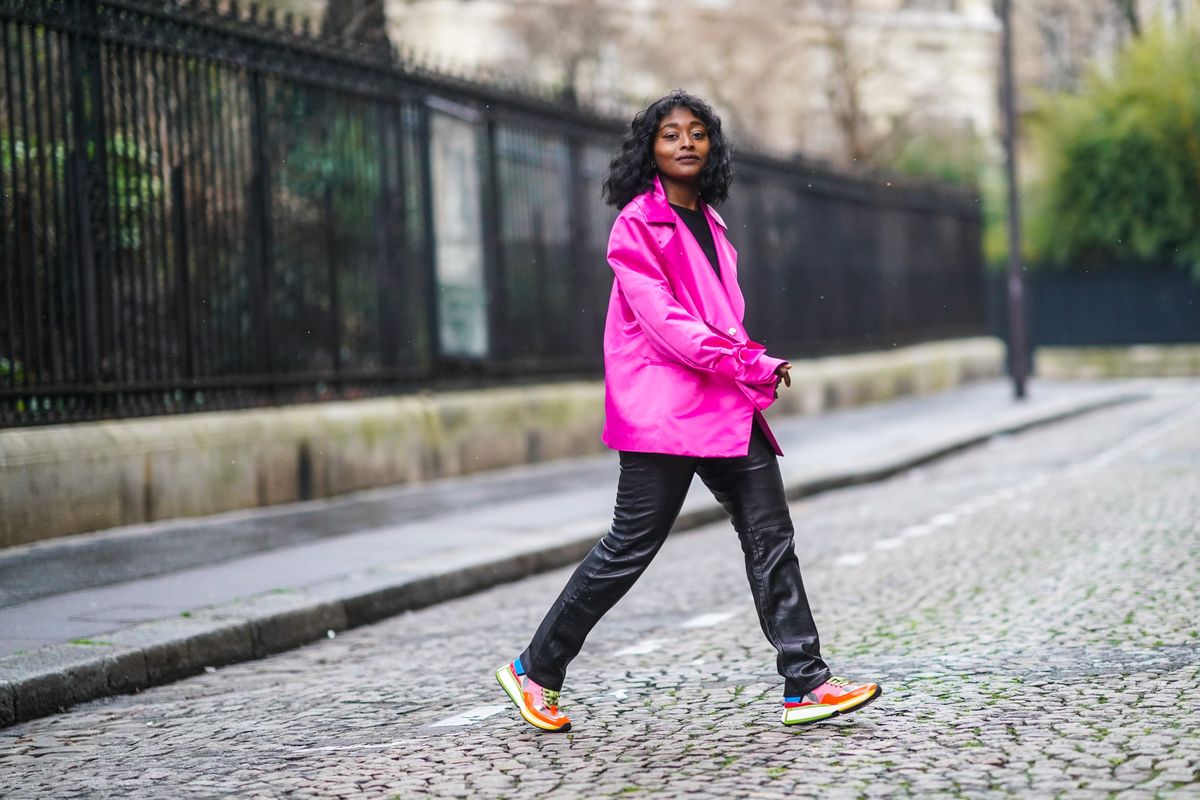 Slika lahko vsebuje Obutev Oblačila Čevlji Oblačila Človeška oseba Tracee Ellis Ross Path Walkway Hlače in Hoja