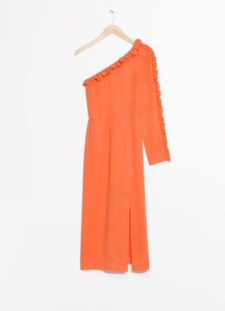 La imagen puede contener ropa, ropa, manga, vestido, bata, moda y manga larga